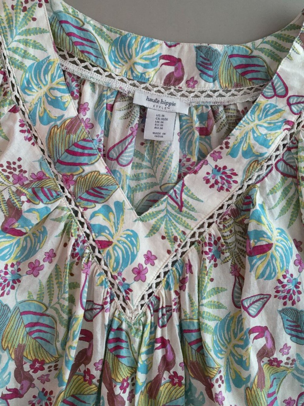 HAUTE HIPPIE NWOT Flutter Sleeve V-Neck Tan w/Green Floral Design Blouse M - Picture 3 of 7